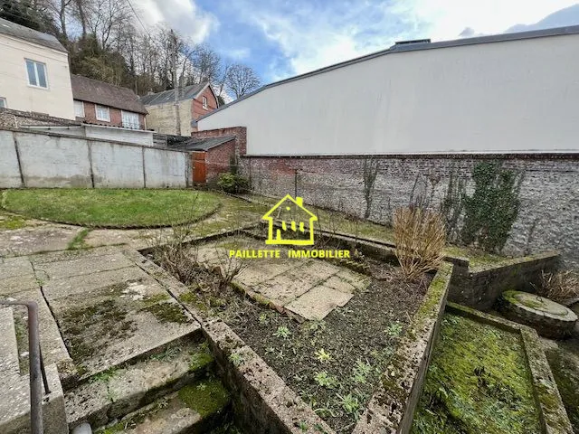 Maison mitoyenne à Bolbec avec terrain de 292 m², 4 chambres, travaux à prévoir 