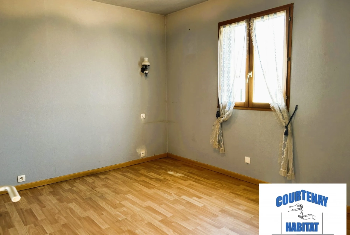 Pavillon à vendre à Jouy (89150) avec terrain de 1225 m² - 4 chambres, garage, et aménagements modernes 