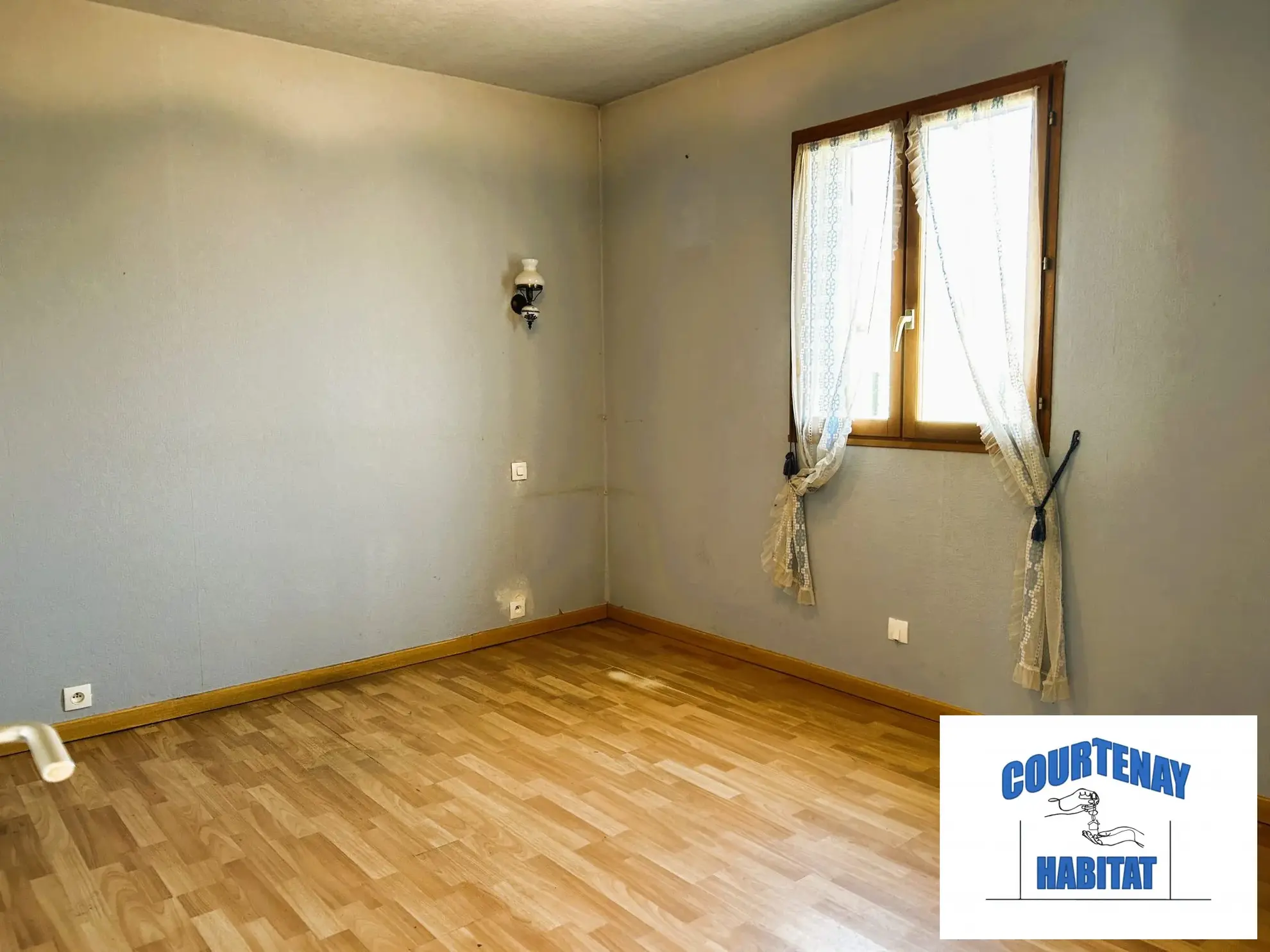 Pavillon à vendre à Jouy (89150) avec terrain de 1225 m² - 4 chambres, garage, et aménagements modernes 