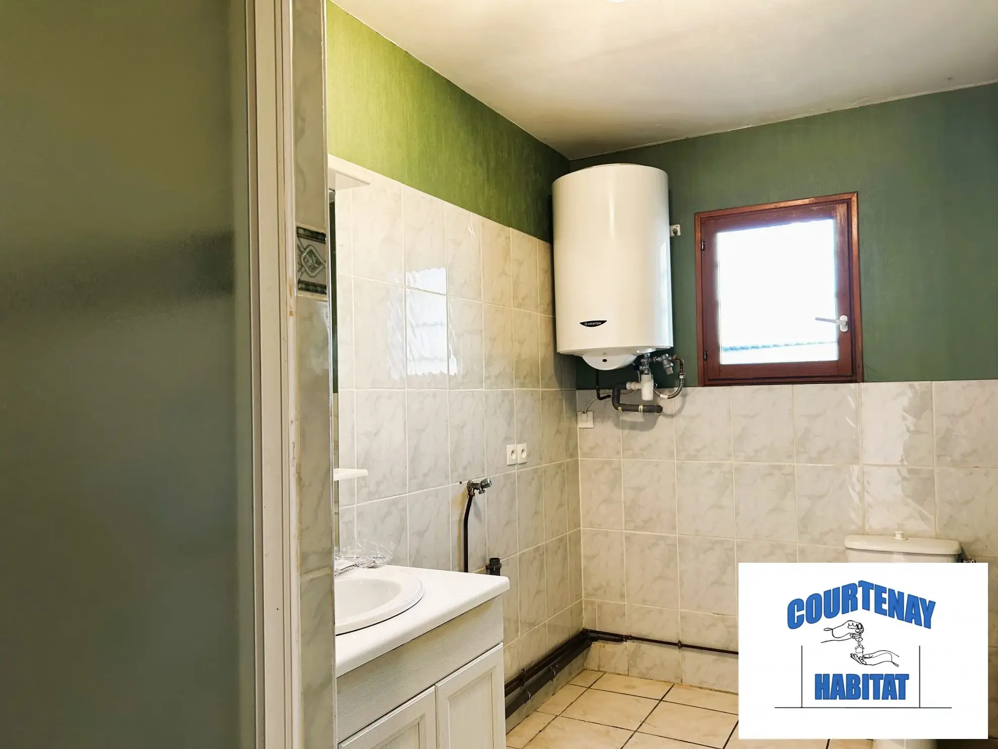 Pavillon à vendre à Jouy (89150) avec terrain de 1225 m² - 4 chambres, garage, et aménagements modernes 