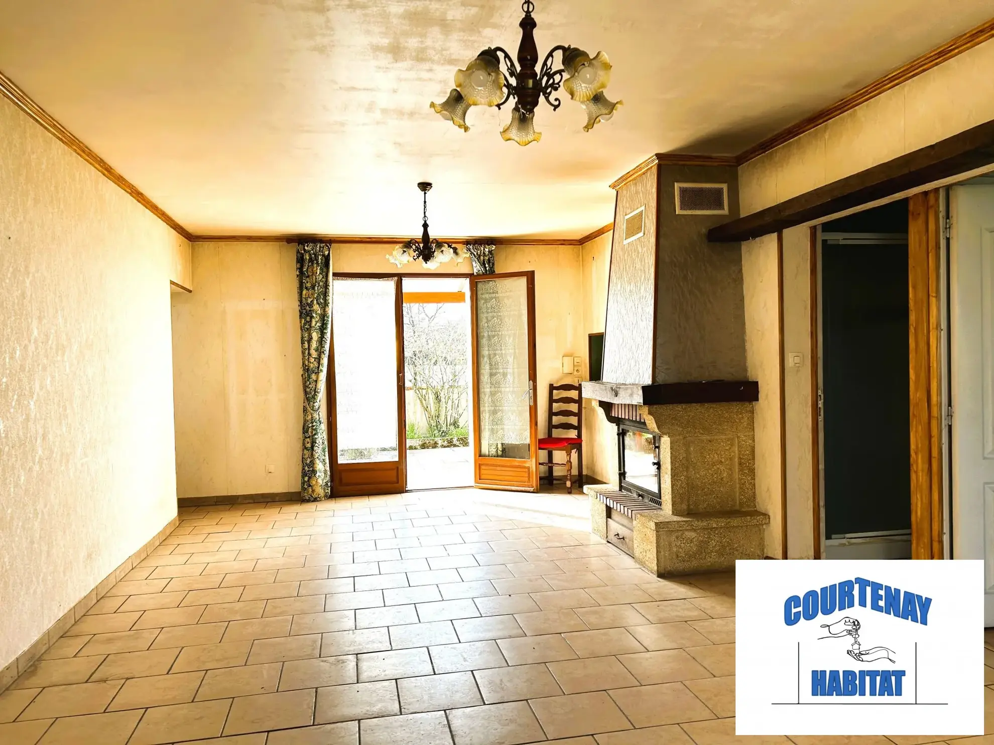 Pavillon à vendre à Jouy (89150) avec terrain de 1225 m² - 4 chambres, garage, et aménagements modernes 