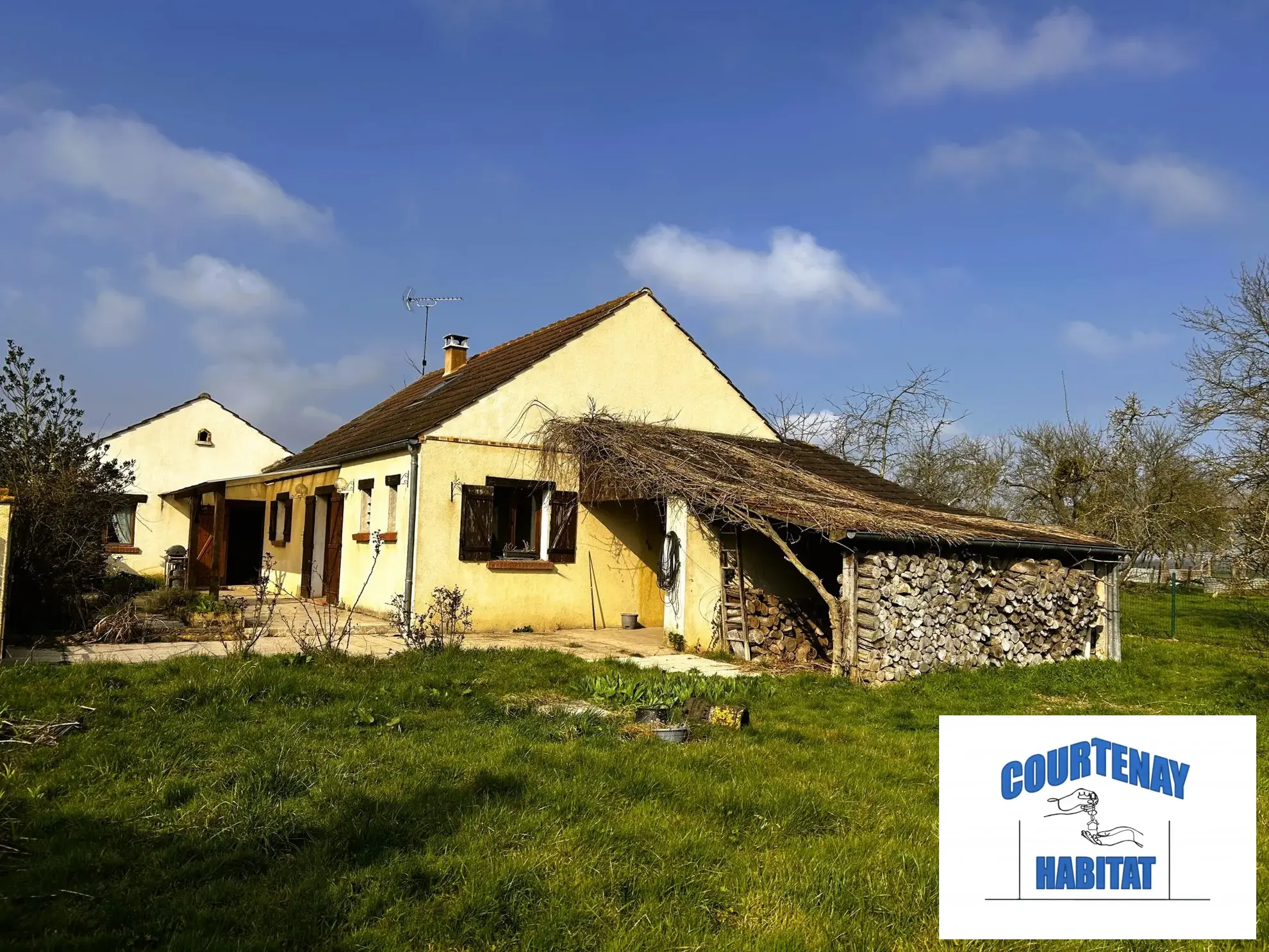 Pavillon à vendre à Jouy (89150) avec terrain de 1225 m² - 4 chambres, garage, et aménagements modernes 