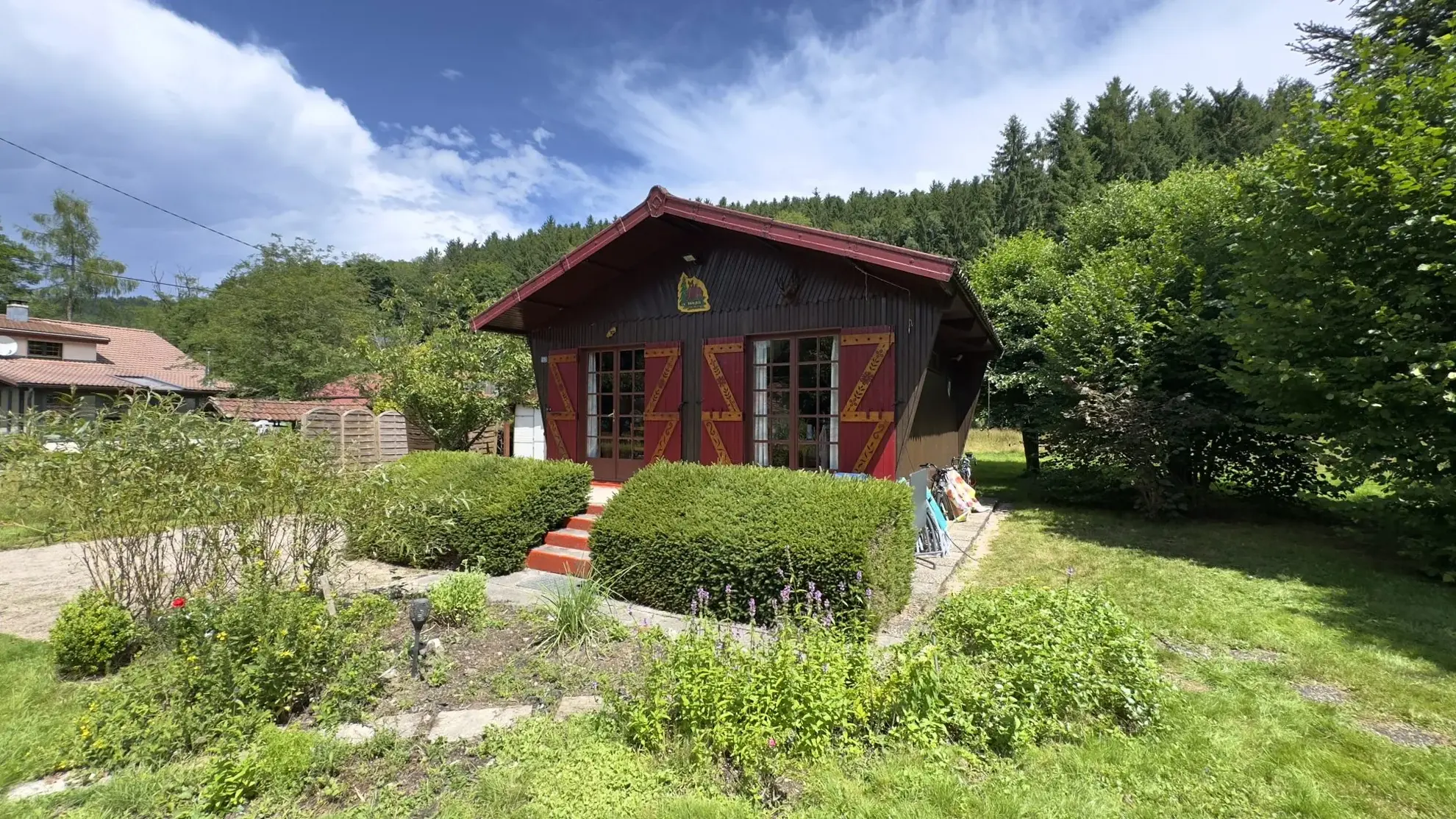 Chalet avec étang privé et terrain constructible à Ban-sur-Meurthe-Clefcy 