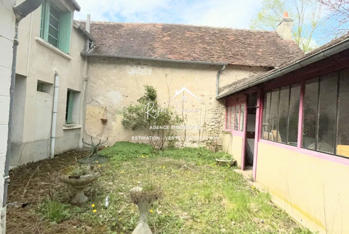 Cour extérieure  Charmante maison de ville à Yzeures-sur-Creuse à restaurer, 102 m² 