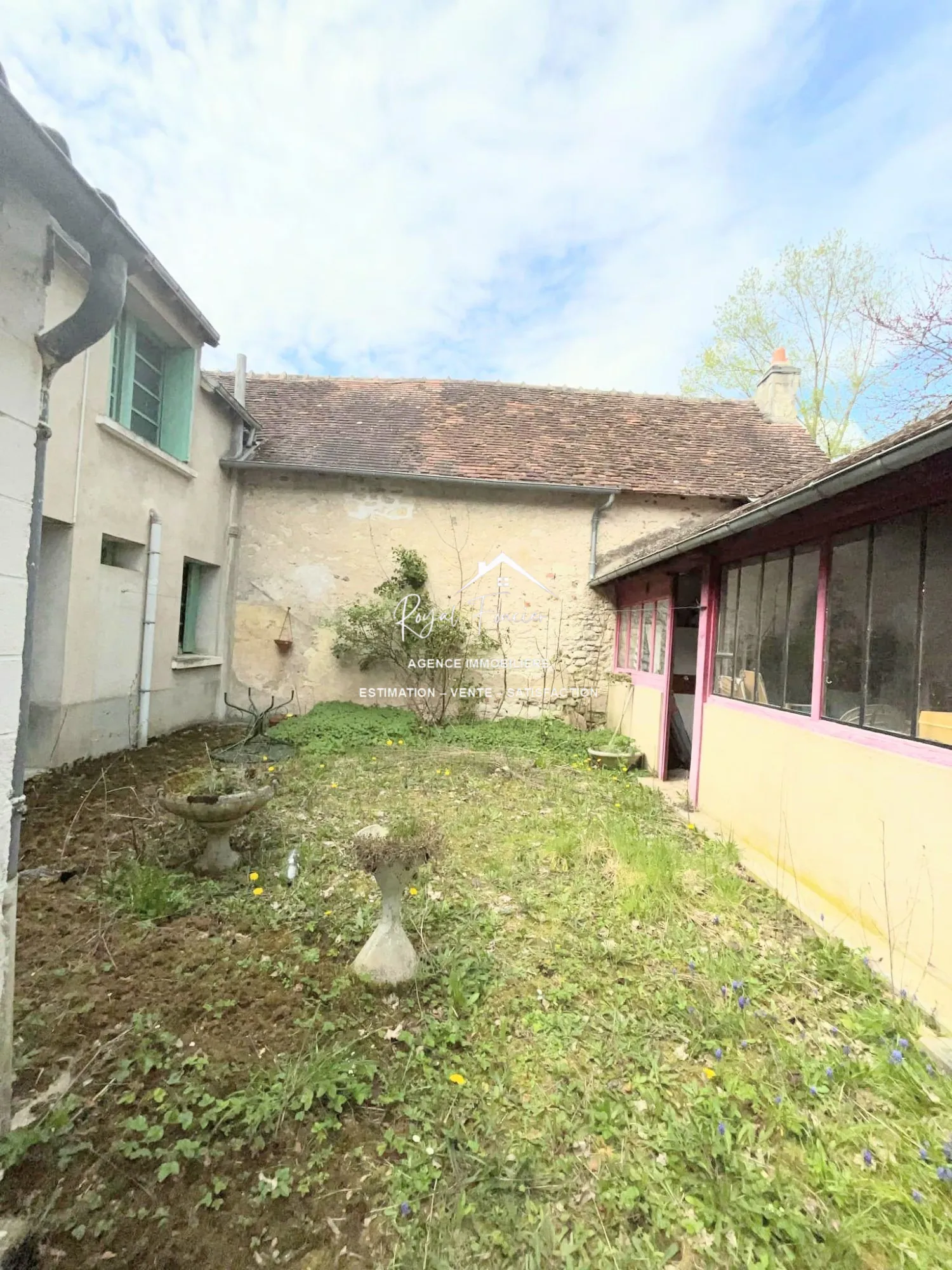 Cour extérieure  Charmante maison de ville à Yzeures-sur-Creuse à restaurer, 102 m² 