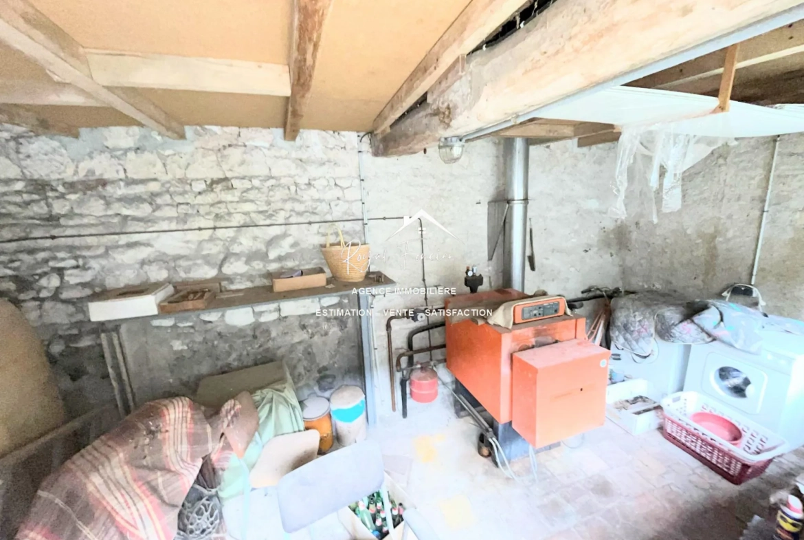 Charmante maison de ville à Yzeures-sur-Creuse à restaurer, 102 m² 