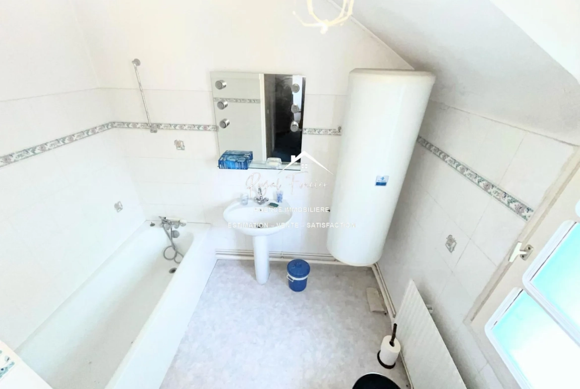 Salle de bains Charmante maison de ville à Yzeures-sur-Creuse à restaurer, 102 m² 