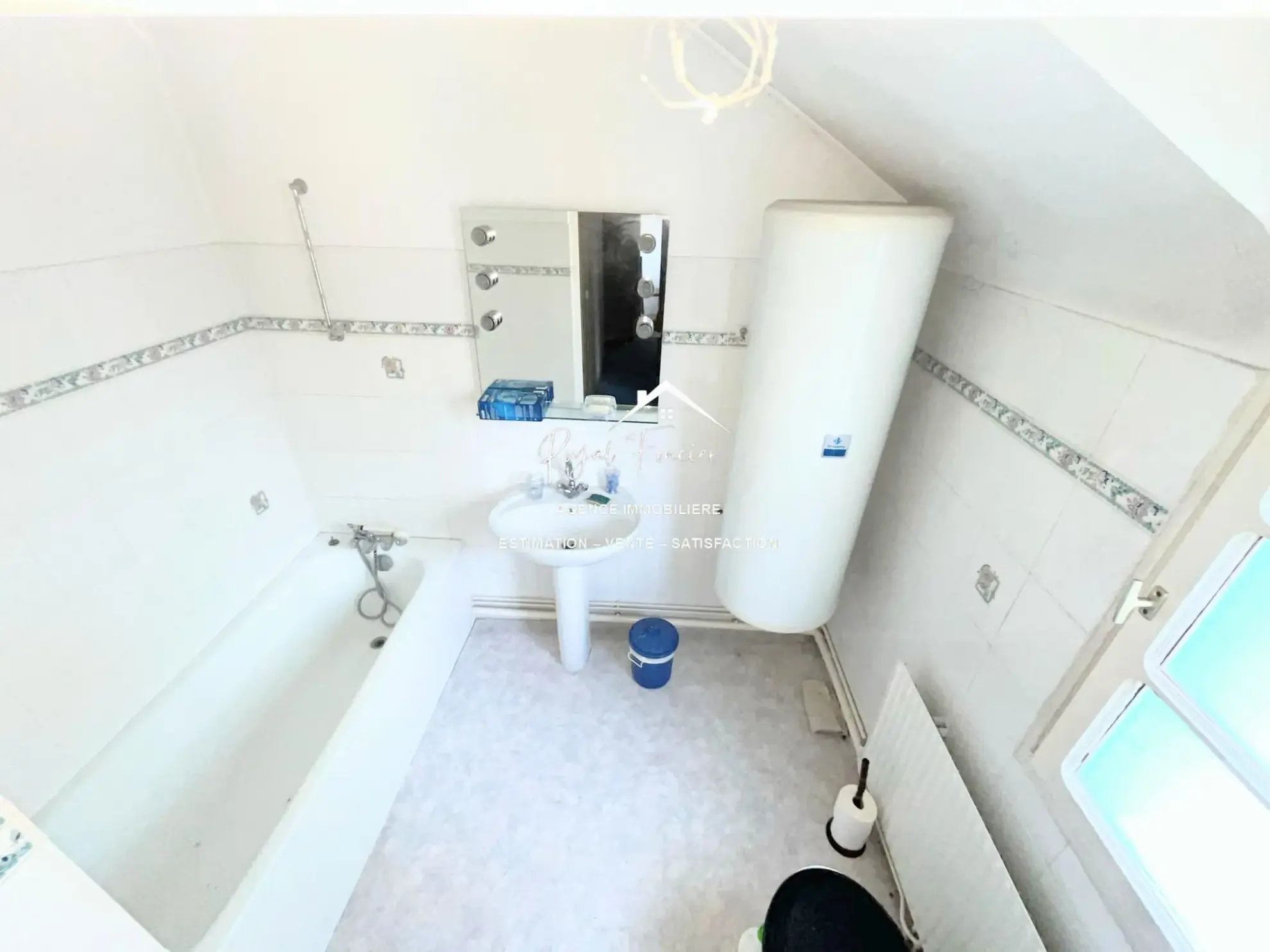 Salle de bains Charmante maison de ville à Yzeures-sur-Creuse à restaurer, 102 m² 
