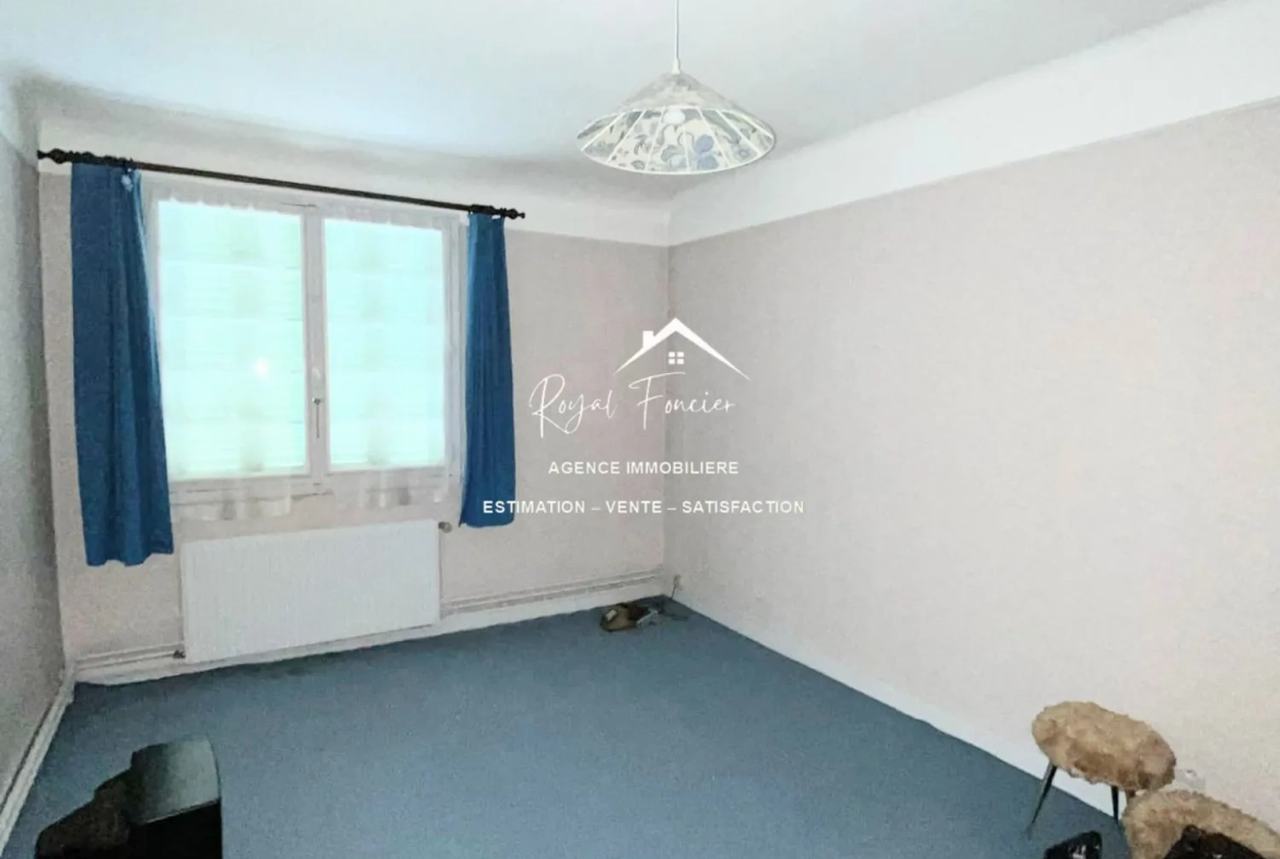 Chbr 2  Charmante maison de ville à Yzeures-sur-Creuse à restaurer, 102 m² 