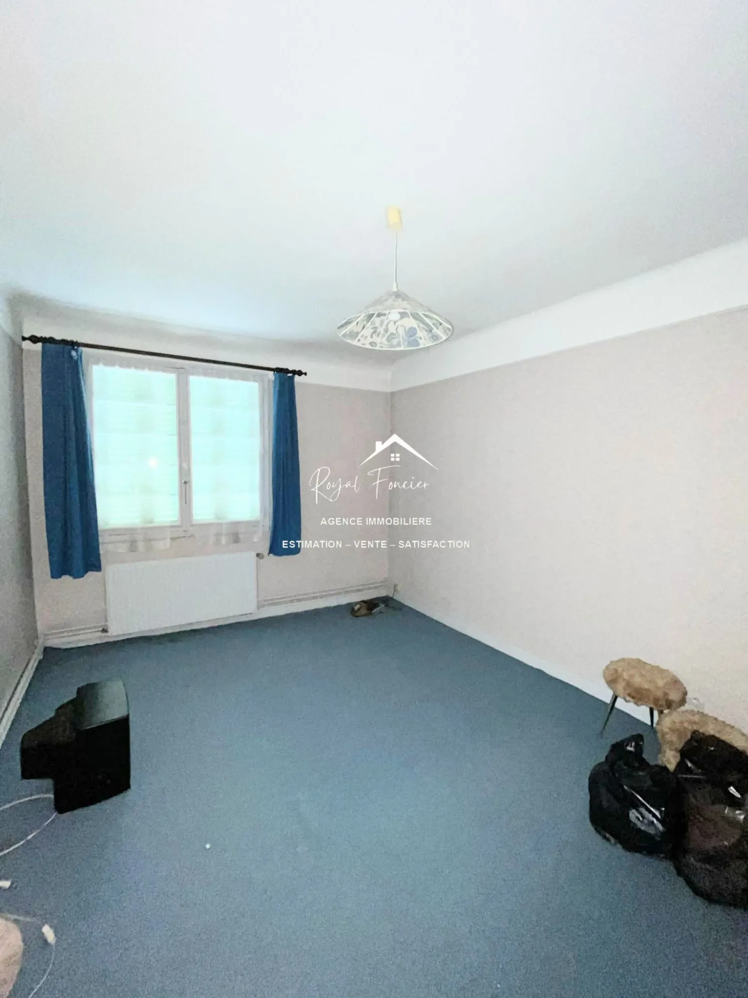 Chbr 2  Charmante maison de ville à Yzeures-sur-Creuse à restaurer, 102 m² 