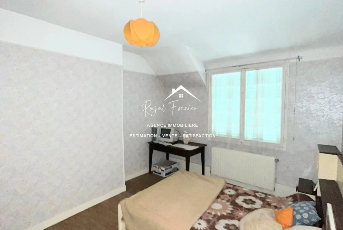 Chbr 3  Charmante maison de ville à Yzeures-sur-Creuse à restaurer, 102 m² 