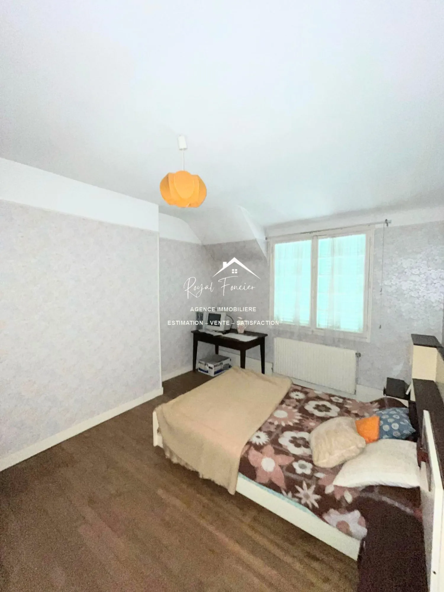 Chbr 3  Charmante maison de ville à Yzeures-sur-Creuse à restaurer, 102 m² 