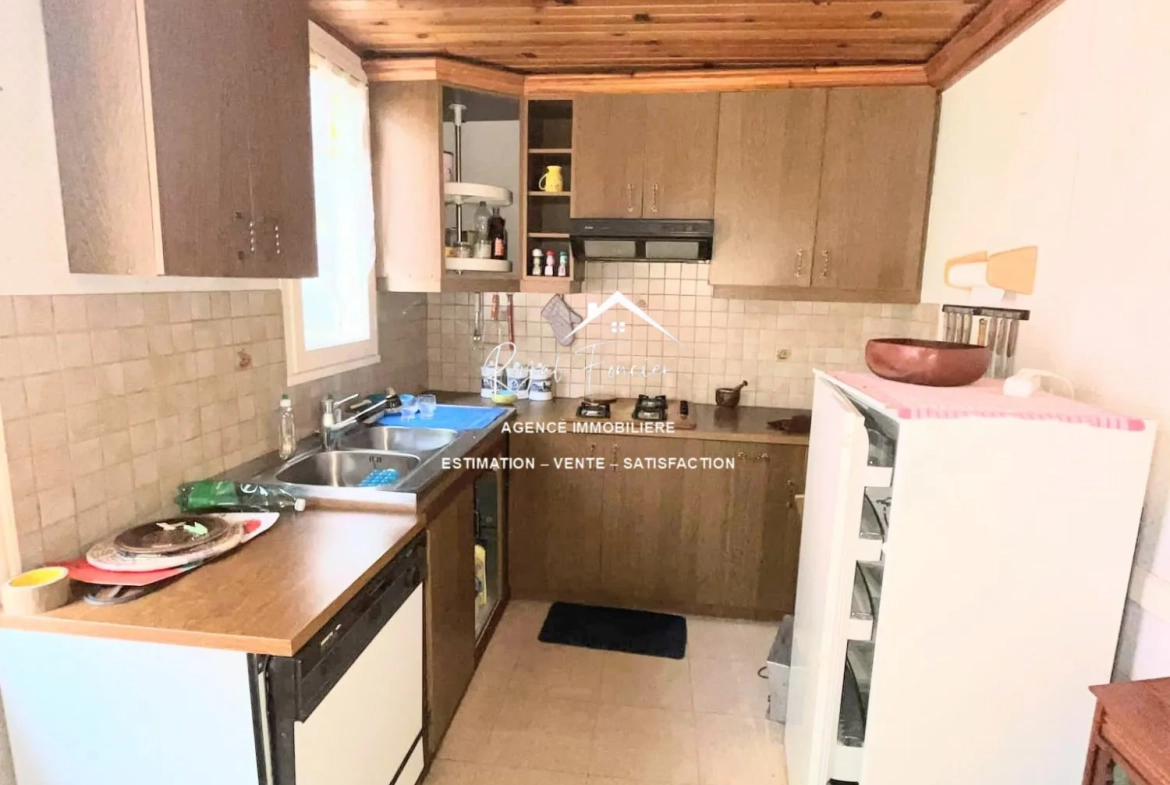 Cuisine A et semi équipée  Charmante maison de ville à Yzeures-sur-Creuse à restaurer, 102 m² 