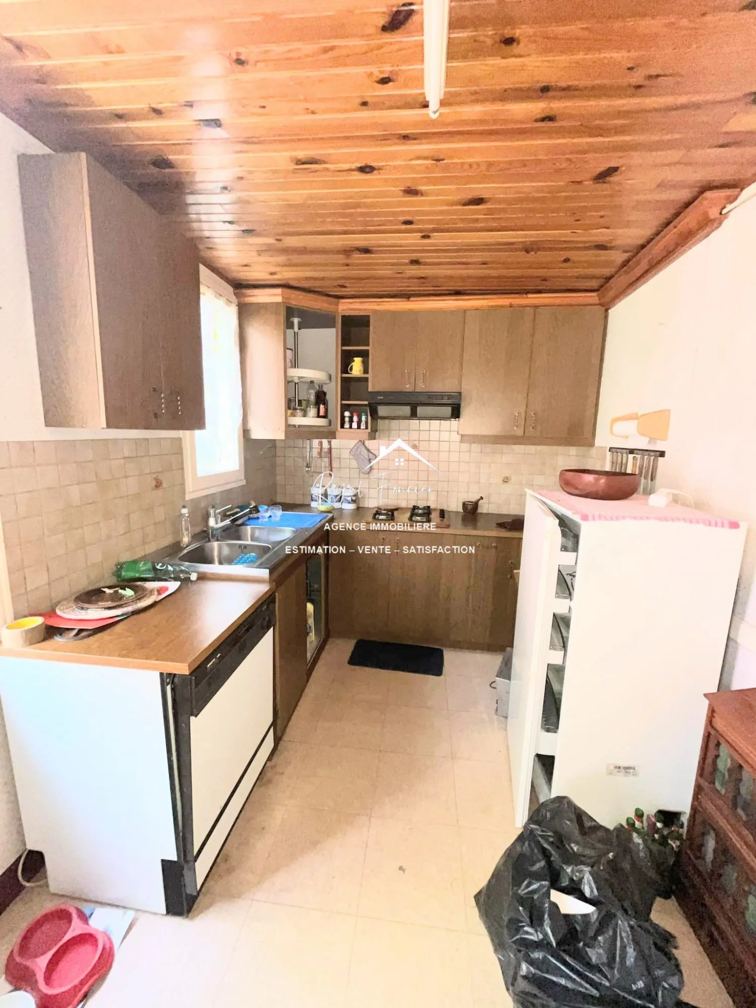 Cuisine A et semi équipée  Charmante maison de ville à Yzeures-sur-Creuse à restaurer, 102 m² 