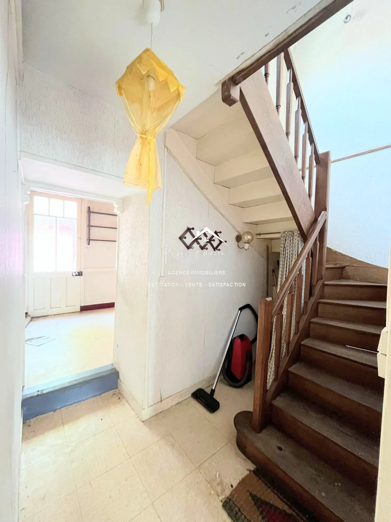 Accès à l'étage  Charmante maison de ville à Yzeures-sur-Creuse à restaurer, 102 m² 