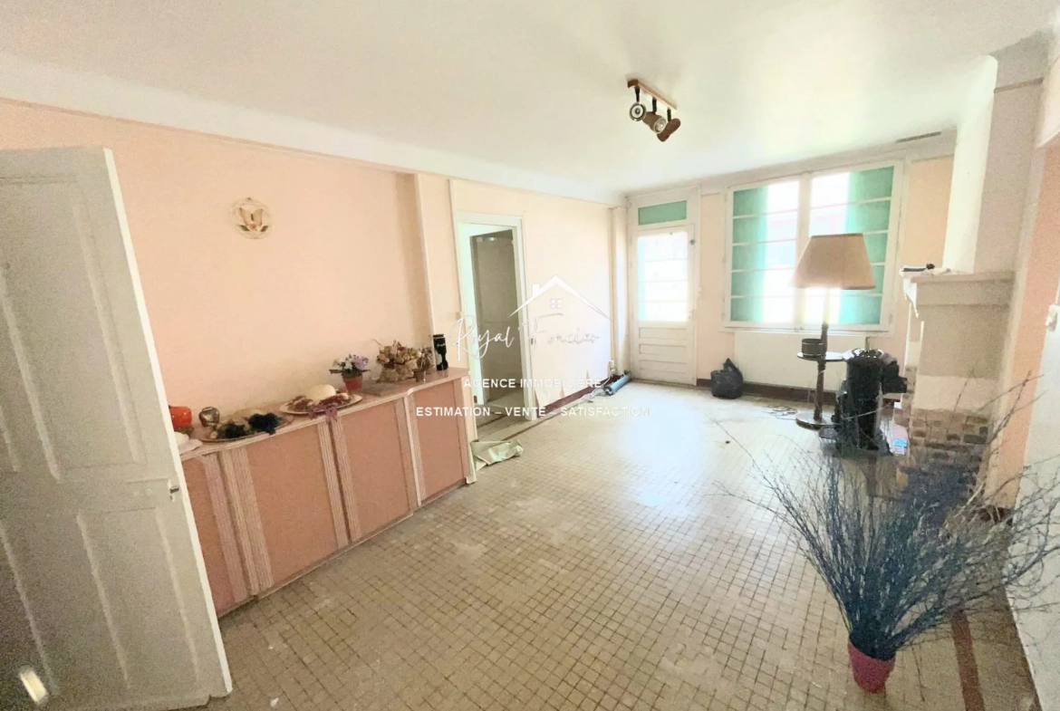 Pièce de vie  Charmante maison de ville à Yzeures-sur-Creuse à restaurer, 102 m² 