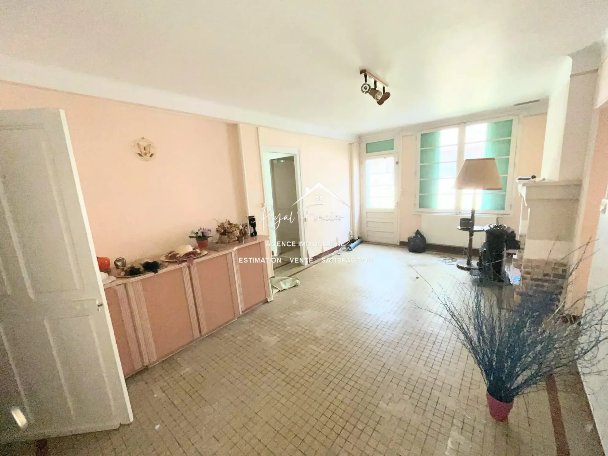 Pièce de vie  Charmante maison de ville à Yzeures-sur-Creuse à restaurer, 102 m² 