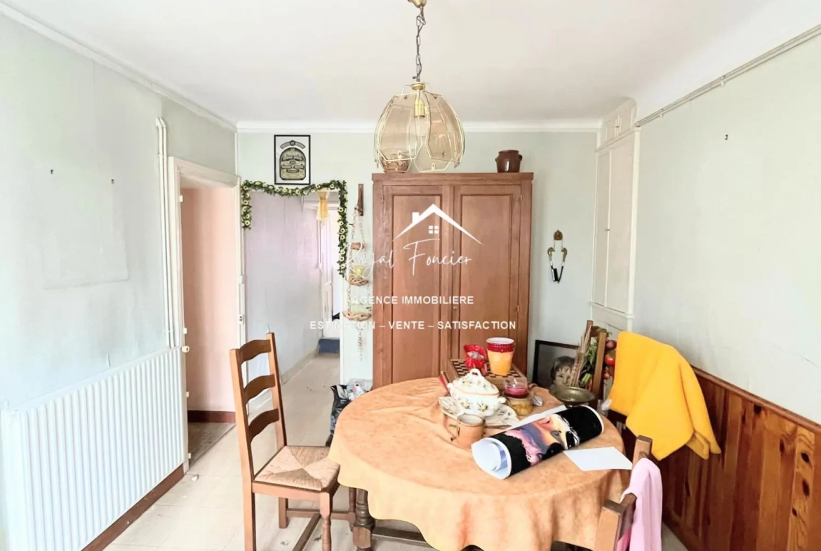 Séjour  Charmante maison de ville à Yzeures-sur-Creuse à restaurer, 102 m² 