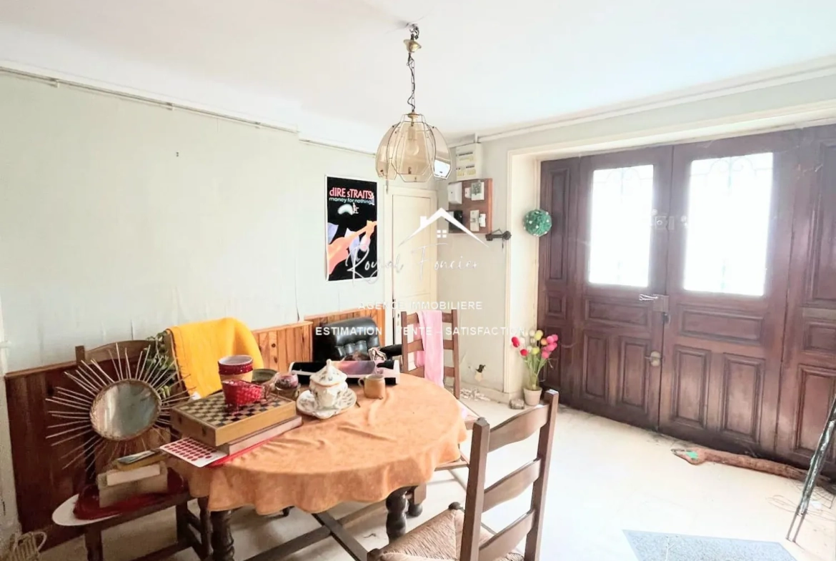 Séjour  Charmante maison de ville à Yzeures-sur-Creuse à restaurer, 102 m² 
