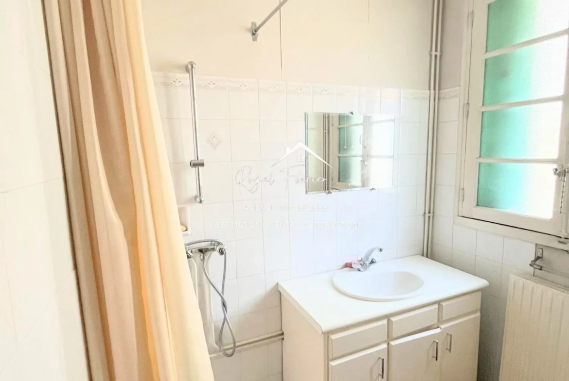Salle d'eau et WC Charmante maison de ville à Yzeures-sur-Creuse à restaurer, 102 m² 