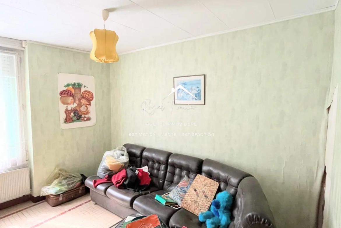 Salon ou possibilité chbr au rez de chaussée  Charmante maison de ville à Yzeures-sur-Creuse à restaurer, 102 m² 