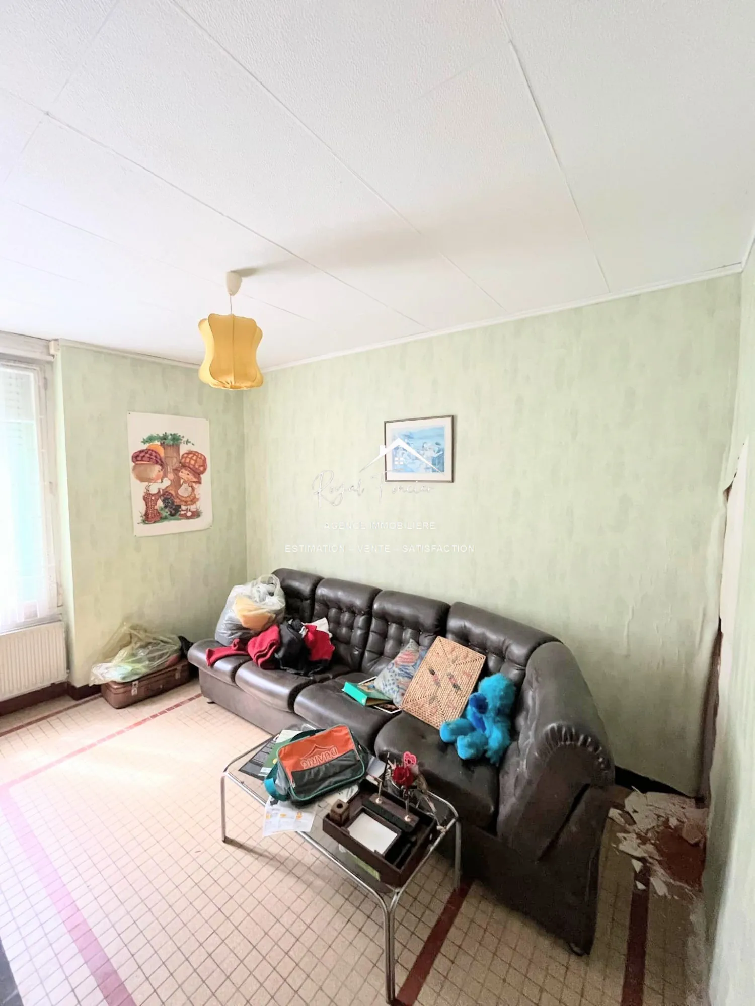 Salon ou possibilité chbr au rez de chaussée  Charmante maison de ville à Yzeures-sur-Creuse à restaurer, 102 m² 