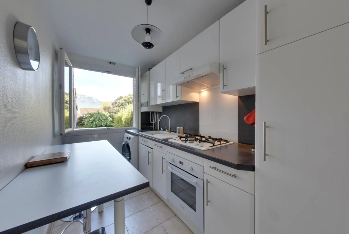 Appartement lumineux T4 de 71,93 m² proche campus et tramway à Grenoble 