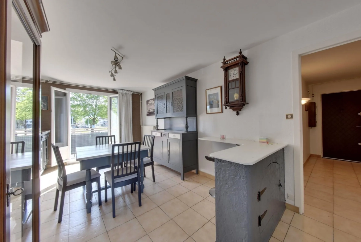 Appartement lumineux T4 de 71,93 m² proche campus et tramway à Grenoble 