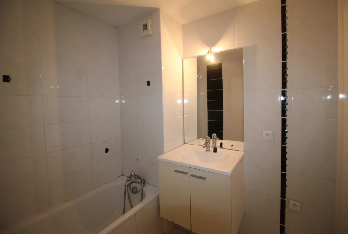 Salle de bains Appartement 3 pièces à Strasbourg-Lingolsheim avec grande terrasse et garage 