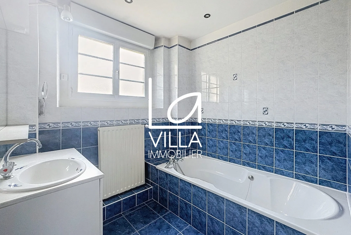 Salle de Bains/ douche Appartement T4 Lumineux de 64,93 m² à Boulogne-sur-Mer, secteur St Pierre 