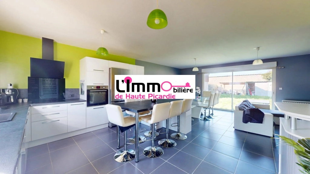 Cuisine ouverte aménagée et équipée  Maison à vendre entre Chaulnes et Péronne avec 4 chambres, jardin clos, construction récente