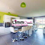 Cuisine ouverte aménagée et équipée  Maison à vendre entre Chaulnes et Péronne avec 4 chambres, jardin clos, construction récente