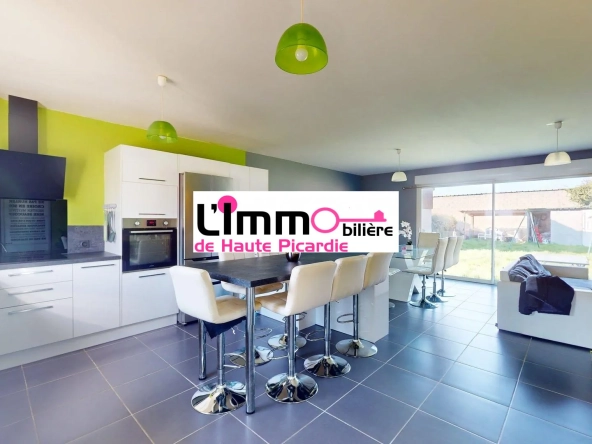 Cuisine ouverte aménagée et équipée  Maison à vendre entre Chaulnes et Péronne avec 4 chambres, jardin clos, construction récente