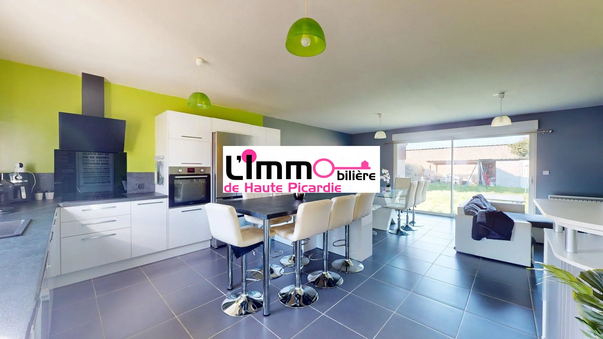 Cuisine ouverte aménagée et équipée  Maison à vendre entre Chaulnes et Péronne avec 4 chambres, jardin clos, construction récente 