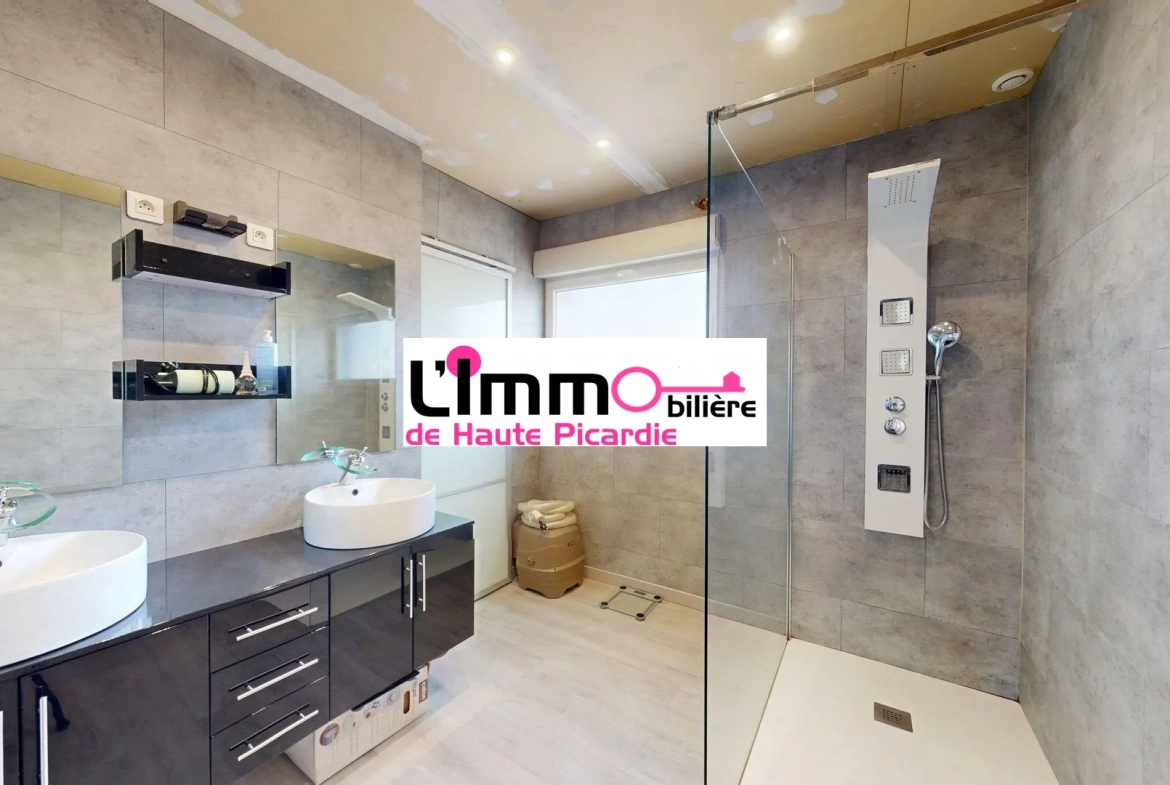 Salle d'eau suite parentale avec WC indépendant Maison à vendre entre Chaulnes et Péronne avec 4 chambres, jardin clos, construction récente 