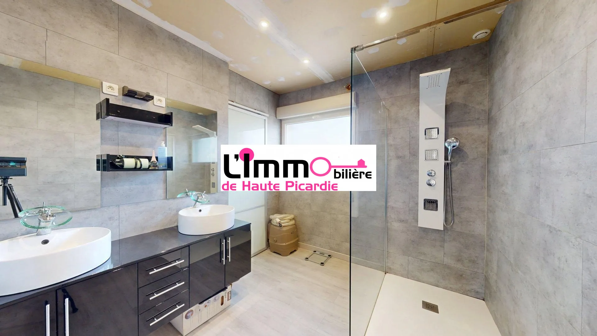 Salle d'eau suite parentale avec WC indépendant Maison à vendre entre Chaulnes et Péronne avec 4 chambres, jardin clos, construction récente 
