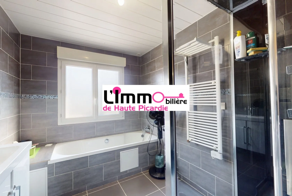 Salle de bain des enfants douche et baignoire Maison à vendre entre Chaulnes et Péronne avec 4 chambres, jardin clos, construction récente 