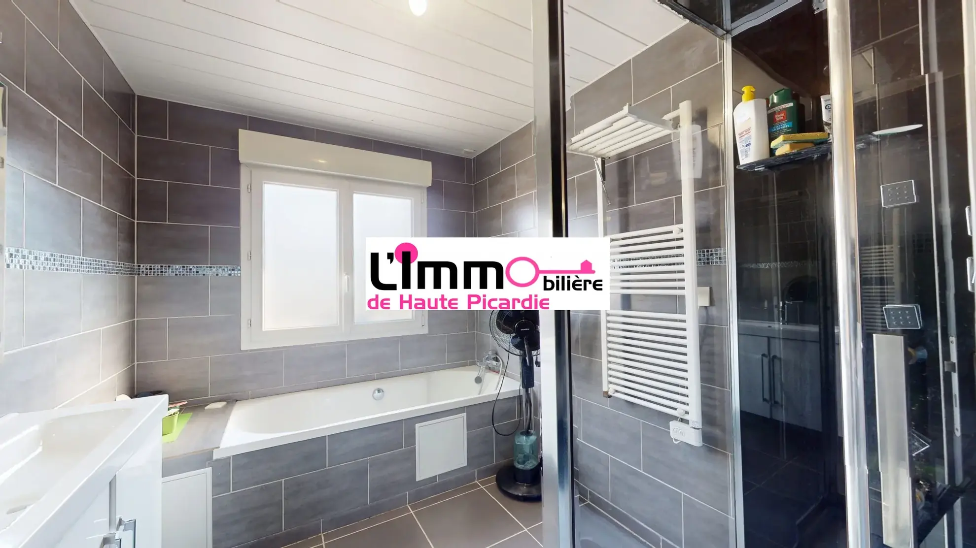 Salle de bain des enfants douche et baignoire Maison à vendre entre Chaulnes et Péronne avec 4 chambres, jardin clos, construction récente 