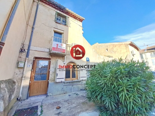 Maison à rénover à Roquemaure avec terrasse, balcon et potentiel d'investissement