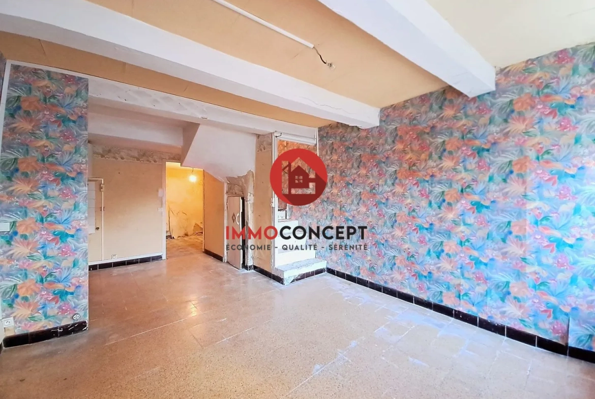 Maison à rénover à Roquemaure avec terrasse, balcon et potentiel d'investissement 