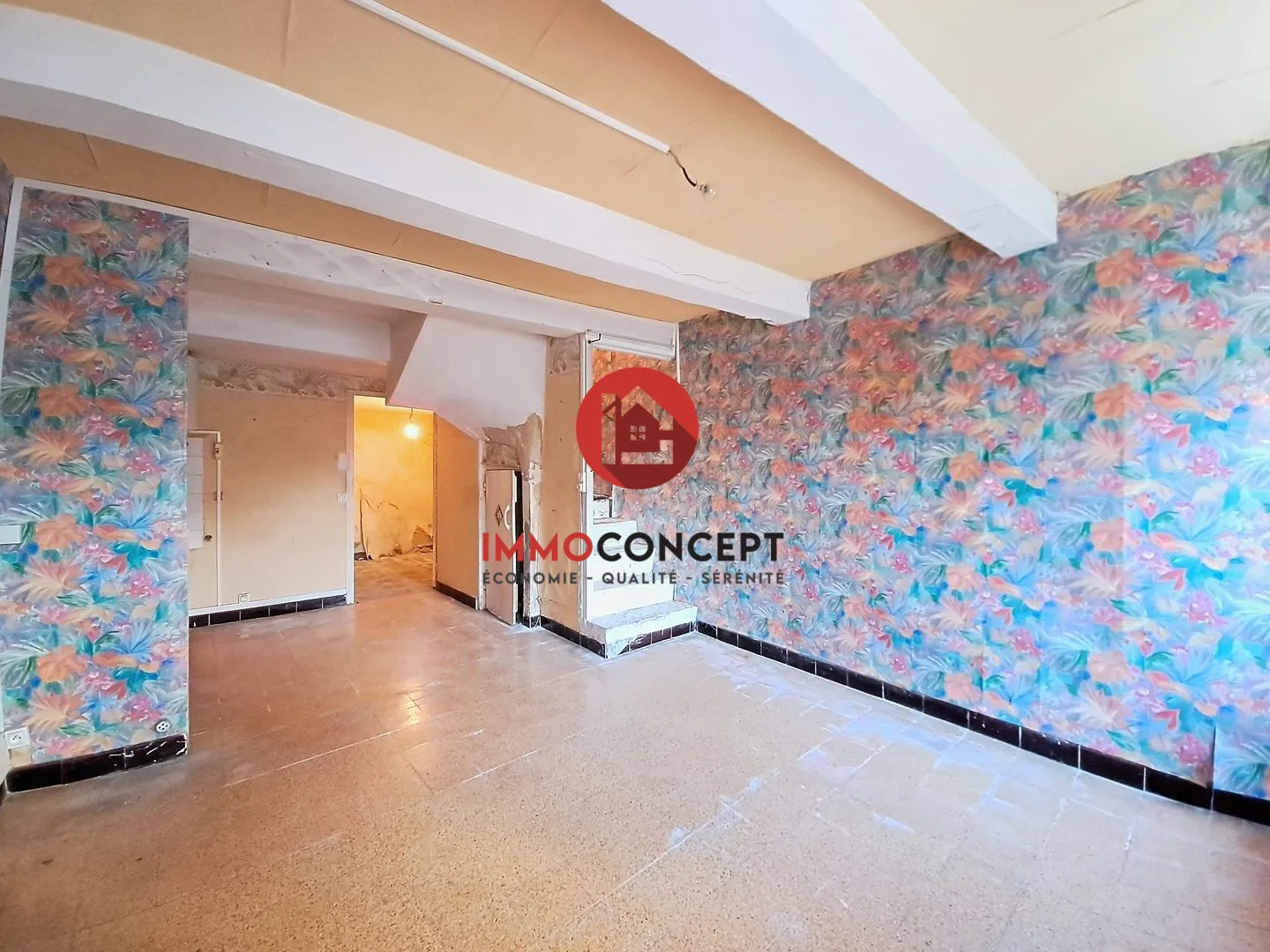 Maison à rénover à Roquemaure avec terrasse, balcon et potentiel d'investissement 