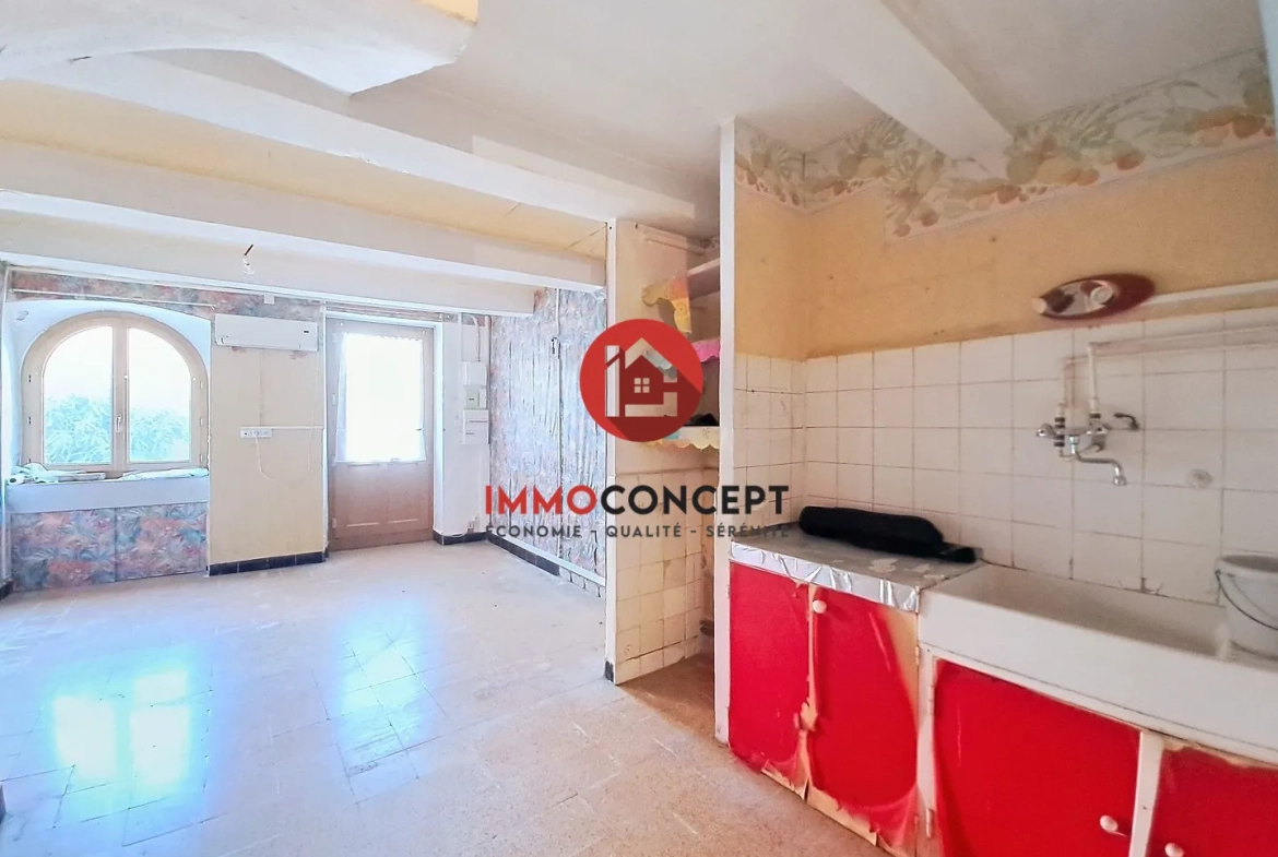 Maison à rénover à Roquemaure avec terrasse, balcon et potentiel d'investissement 
