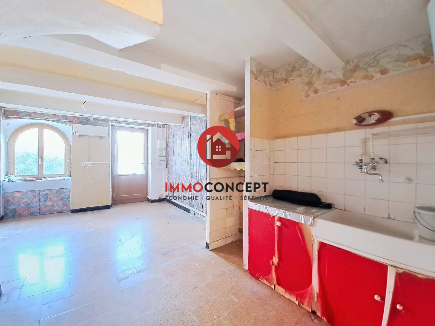 Maison à rénover à Roquemaure avec terrasse, balcon et potentiel d'investissement 