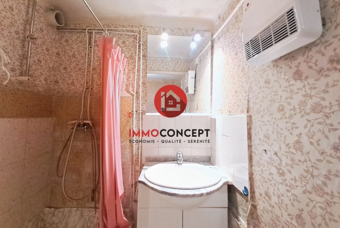 Maison à rénover à Roquemaure avec terrasse, balcon et potentiel d'investissement 