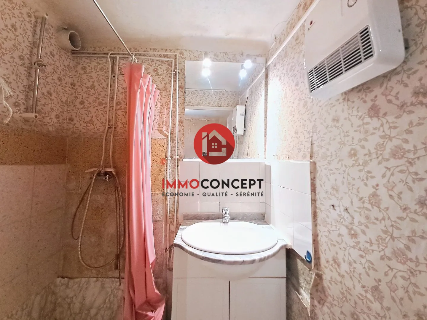 Maison à rénover à Roquemaure avec terrasse, balcon et potentiel d'investissement 