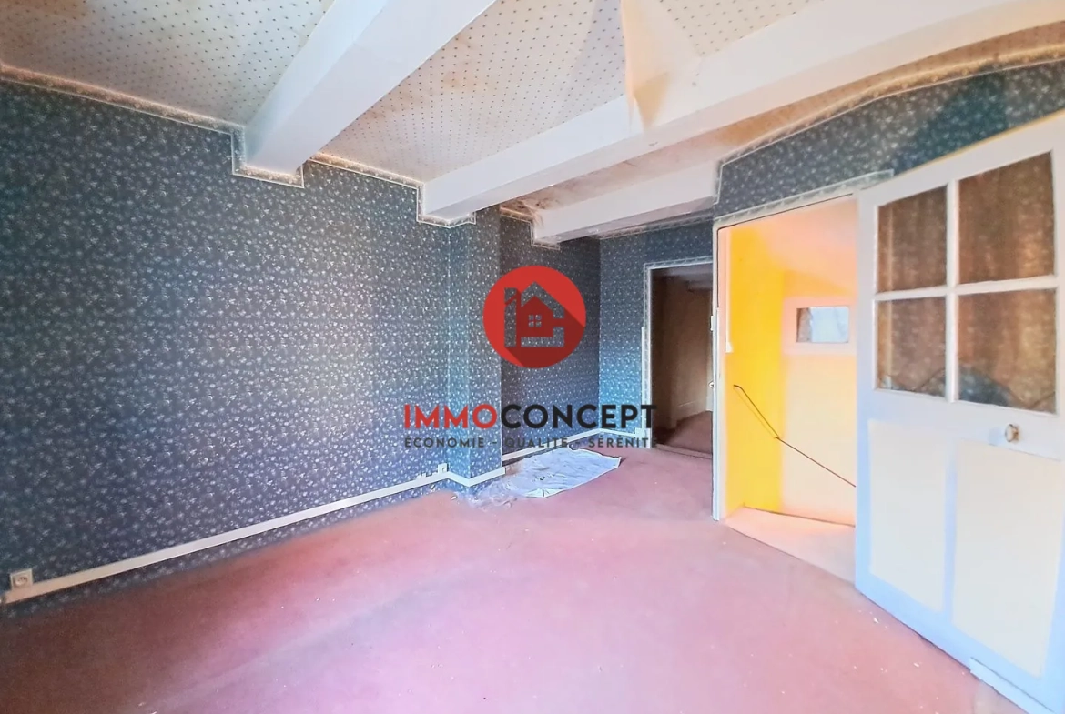 Maison à rénover à Roquemaure avec terrasse, balcon et potentiel d'investissement 
