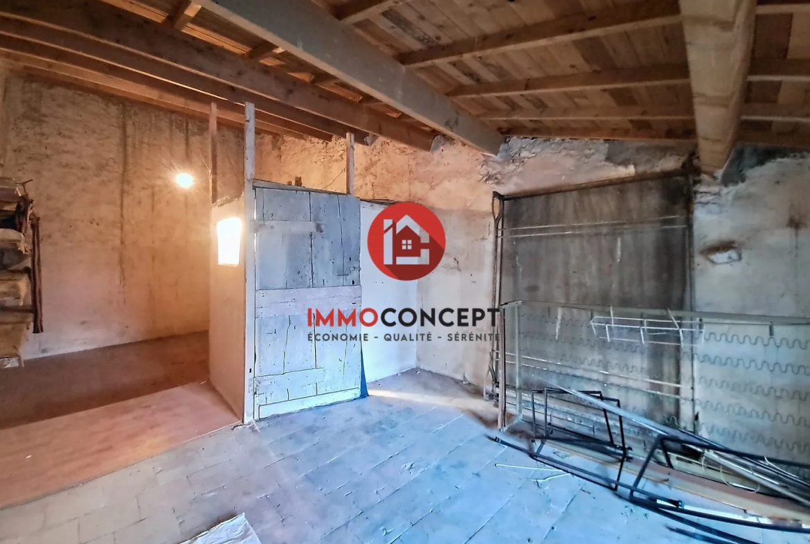 Maison à rénover à Roquemaure avec terrasse, balcon et potentiel d'investissement 