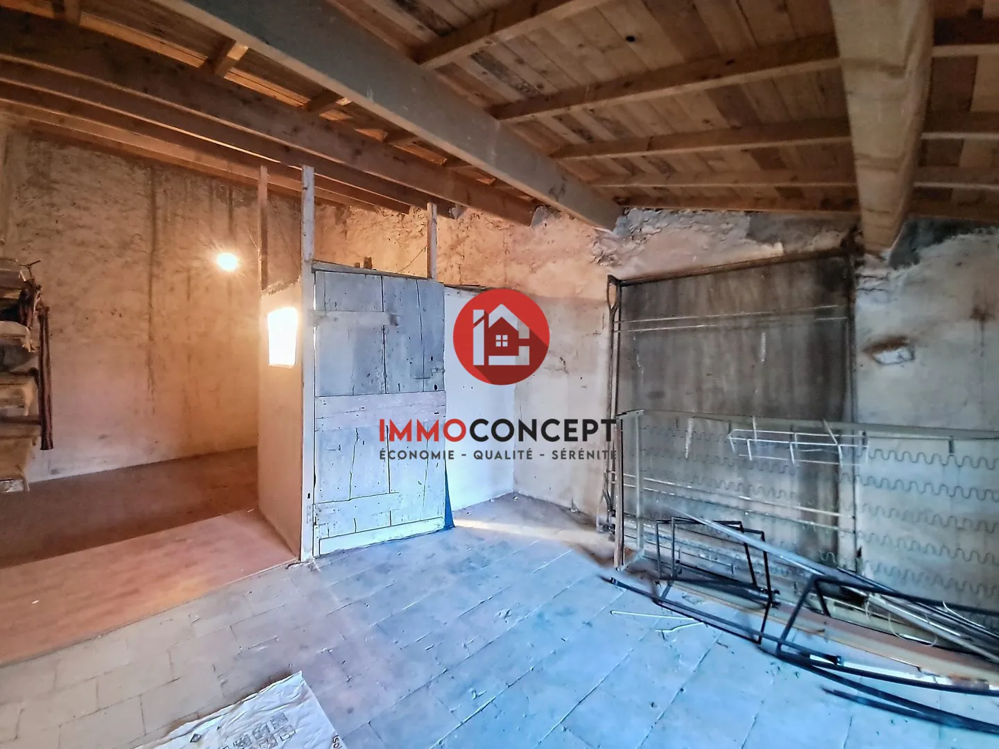 Maison à rénover à Roquemaure avec terrasse, balcon et potentiel d'investissement 