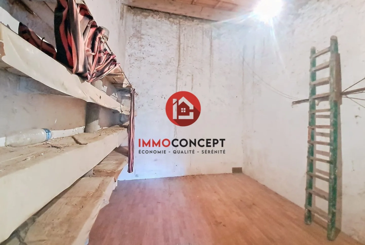 Maison à rénover à Roquemaure avec terrasse, balcon et potentiel d'investissement 