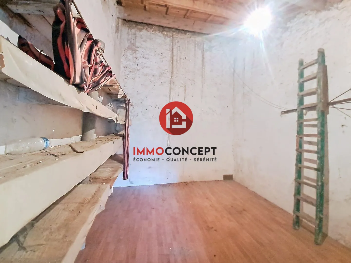 Maison à rénover à Roquemaure avec terrasse, balcon et potentiel d'investissement 